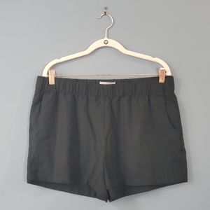 Women's black shorts with pockets - L034